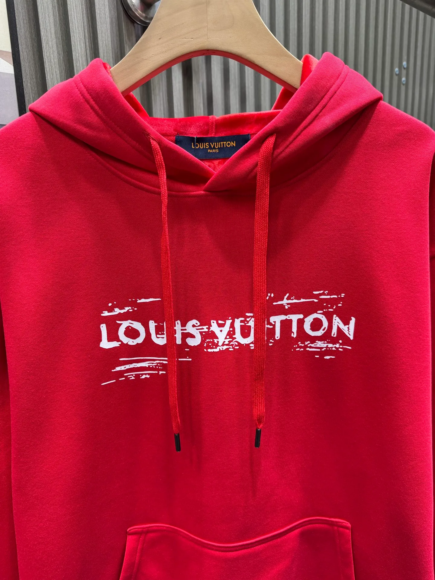 🅿️280 Louis Vuitton 1*v25 new autumn and winter new donkey brand series hooded pullover sweatshirt 400g pure cotton➕silver fox velvet The font of this sweatshirt is designed by the trend designer VERD, which adds a touch of casualness and free style. The classic combination of solid color sweatshirts. The neat corridor shape shows the minimalist style. Many trend stars interpret the upper body. Simple and comfortable street feeling. The stacking of sweatshirts + shirts will never go out of style. The comfort of a classic fit and the soft, lightweight non-brushed fabric make it super comfortable to wear.